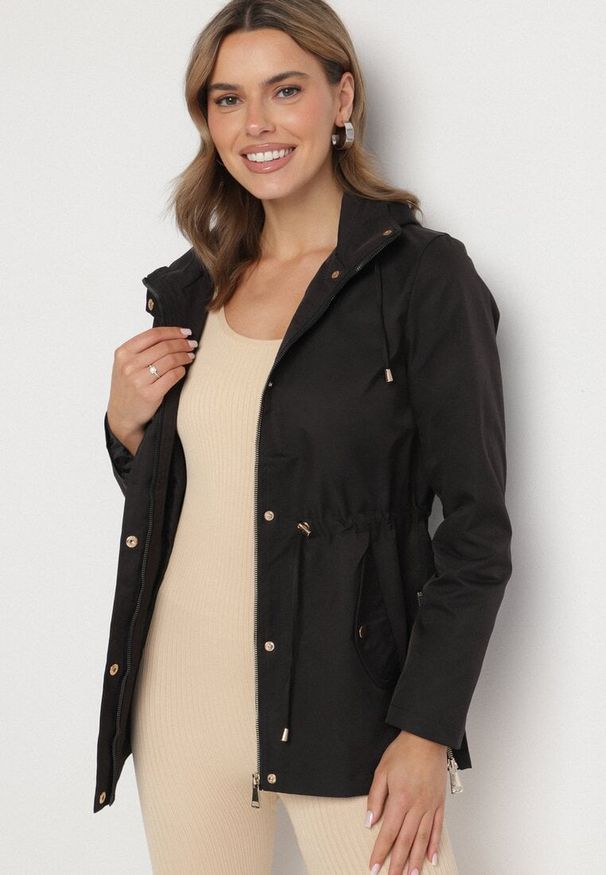Born2be - Czarna Kurtka Parka z Odpinanym Kapturem i Ozdobnymi Suwakami Velotia. Okazja: na co dzień. Kolor: czarny. Materiał: jeans, koronka. Długość rękawa: długi rękaw. Długość: długie. Wzór: koronka. Styl: klasyczny, elegancki, casual