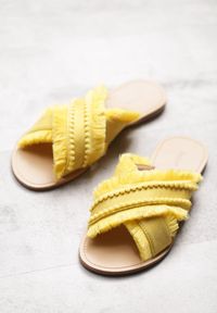 Born2be - Żółte Klapki Golden Sparkle. Nosek buta: otwarty. Kolor: żółty. Materiał: materiał, skóra, koronka, jeans. Wzór: aplikacja, paski, kwiaty. Obcas: na płaskiej podeszwie. Styl: boho #1