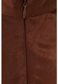 Vila spódnica kolor brązowy midi rozkloszowana. Kolor: brązowy. Materiał: tkanina