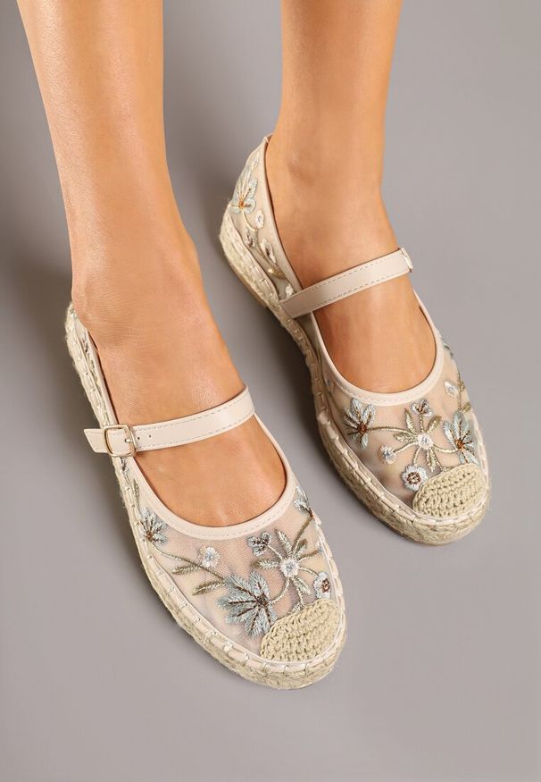 Renee - Beżowe Espadryle z Siateczki na Plecionej Podeszwie Zdobione Haftem Evelritia. Okazja: na co dzień. Zapięcie: pasek. Kolor: beżowy. Materiał: materiał, jeans. Wzór: aplikacja, haft. Styl: elegancki, casual
