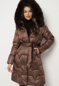 Born2be - Brązowa Pikowana Kurtka o Długim Kroju Ozdobiona Paskiem i Odpinanym Futerkiem Milirra. Okazja: na spacer. Kolor: brązowy. Materiał: futro. Długość: długie. Wzór: aplikacja. Styl: elegancki, wizytowy #1