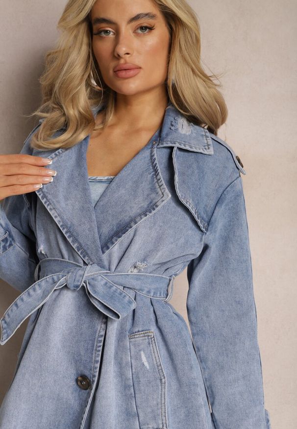 Renee - Niebieski Jeansowy Płaszcz Kurtka o Długim Wiązanym Fasonie z Przetarciami Arilessa. Kolor: niebieski. Materiał: jeans. Długość: długie