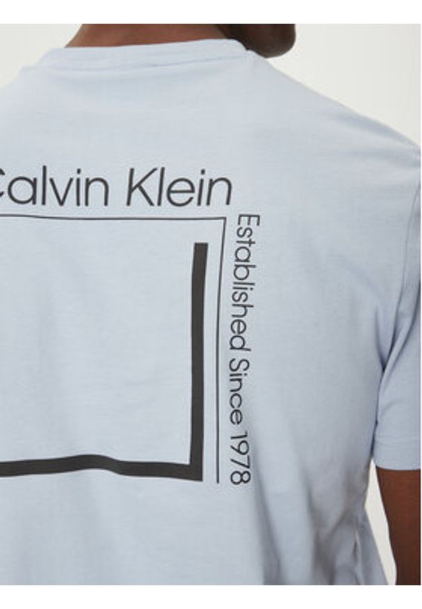Calvin Klein T-Shirt Linear Box Logo K10K114152 Błękitny Regular Fit. Kolor: niebieski. Materiał: bawełna