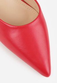 Born2be - Czerwone Czółenka Vices ze Szpiczastym Noskiem na Obcasie Typu Klepsydra Nusorilis. Okazja: na co dzień. Nosek buta: szpiczasty. Zapięcie: pasek. Kolor: czerwony. Materiał: jeans. Obcas: na obcasie. Styl: casual, elegancki. Wysokość obcasa: średni #9