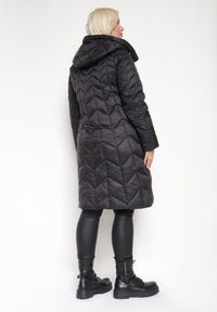 Born2be - Czarna Długa Kurtka z Ozdobnym Pikowanym Przeszyciem i Kapturem Pretini. Okazja: na co dzień. Kolekcja: plus size. Kolor: czarny. Materiał: jeans. Długość rękawa: długi rękaw. Długość: długie. Styl: klasyczny, casual, elegancki #3