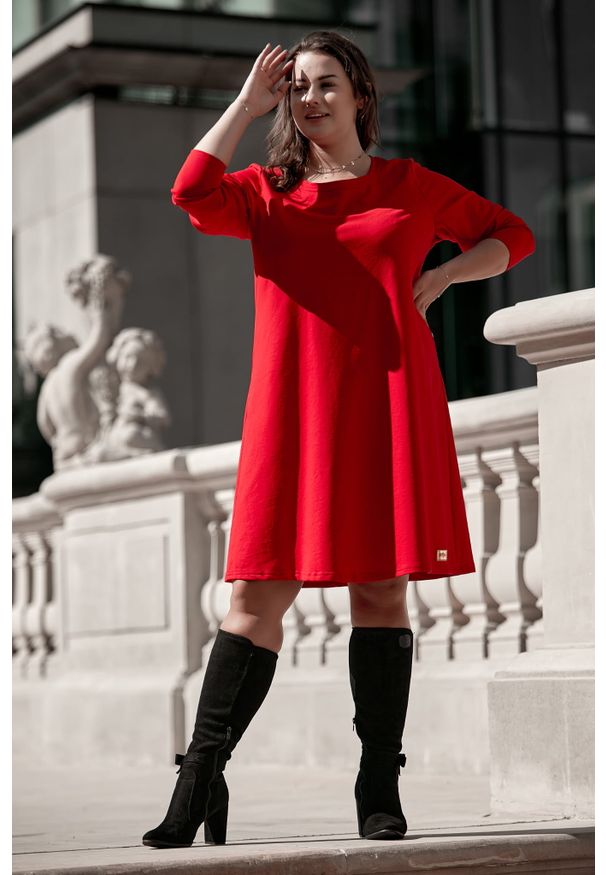 Moda Size Plus Iwanek - Czerwona sukienka Klara XXL OVERSIZE WIOSNA. Okazja: na uczelnię, na imprezę. Kolor: czerwony. Materiał: poliester, dzianina, bawełna, tkanina, dresówka. Długość rękawa: długi rękaw. Sezon: wiosna. Typ sukienki: oversize. Styl: elegancki