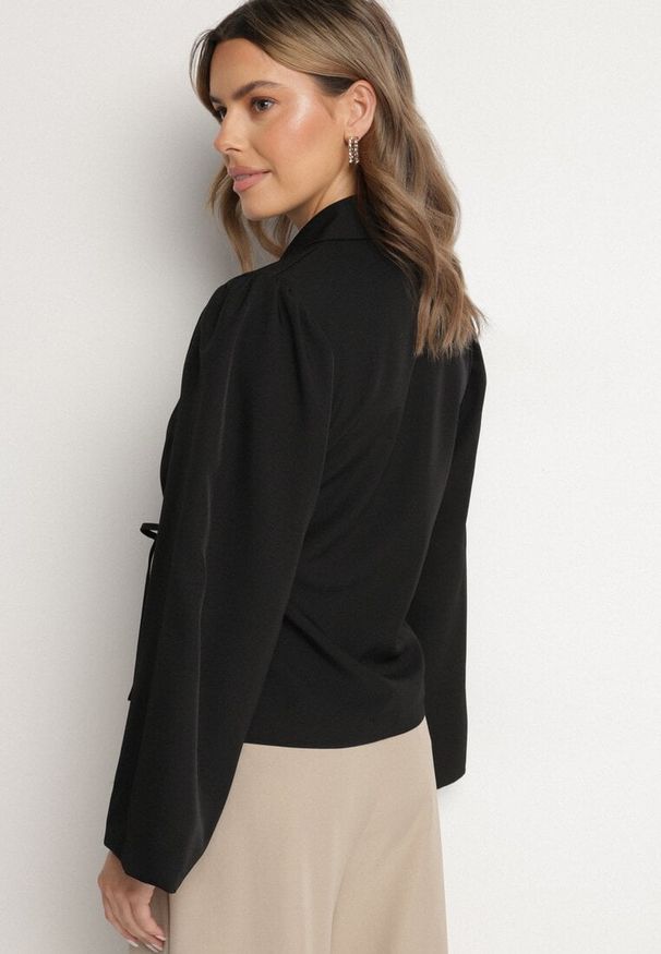 Born2be - Czarna Marynarka z Szerokimi Rękawami i Asymetrycznym Wiązaniem Sanessia. Kolor: czarny. Materiał: jeans. Styl: elegancki
