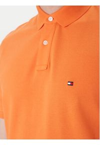 TOMMY HILFIGER - Tommy Hilfiger Polo 1985 MW0MW17770 Pomarańczowy Regular Fit. Typ kołnierza: polo. Kolor: pomarańczowy. Materiał: bawełna #4