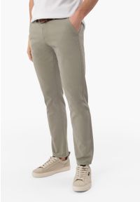Volcano - Oliwkowe spodnie chinosy R-PARKS. Kolekcja: plus size. Kolor: oliwkowy. Materiał: tkanina, materiał. Wzór: aplikacja, ze splotem. Styl: klasyczny #1