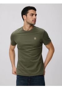 Reserved - T-shirt slim fit z haftem - oliwkowy. Kolor: oliwkowy. Materiał: dzianina, bawełna. Wzór: haft #1
