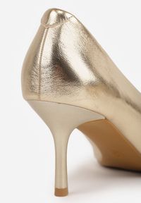 Renee - Złote Szpilki Vices Zdobione Aplikacją z Cyrkoniami Niravine. Okazja: na spotkanie biznesowe, do pracy. Kolor: złoty. Wzór: aplikacja. Obcas: na szpilce. Styl: biznesowy, glamour, elegancki. Wysokość obcasa: średni #6