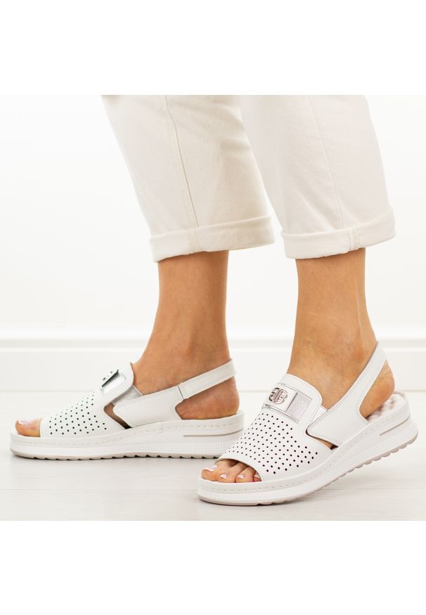 Białe skórzane sandały damskie Cambell 40329. Okazja: na co dzień. Zapięcie: pasek. Kolor: biały. Materiał: skóra. Wzór: aplikacja. Sezon: wiosna, lato. Obcas: na platformie. Styl: casual, elegancki