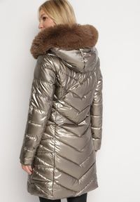 Born2be - Złota Metaliczna Kurtka Pikowana z Kapturem Eclaris. Okazja: na co dzień. Typ kołnierza: kaptur. Kolor: złoty. Materiał: jeans, futro. Długość rękawa: długi rękaw. Długość: długie. Wzór: aplikacja. Styl: casual, elegancki #3