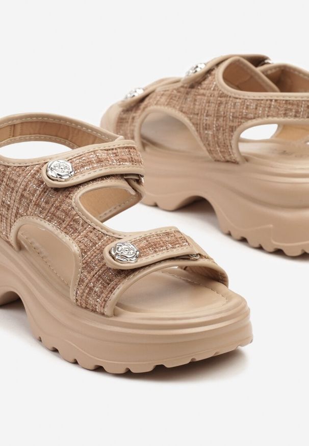 Born2be - Ciemnobeżowe Sandały na Platformie z Tweedowymi Zdobieniami Setinalia. Okazja: na co dzień. Zapięcie: rzepy. Kolor: beżowy. Materiał: jeans. Wzór: aplikacja. Obcas: na platformie. Styl: elegancki, casual
