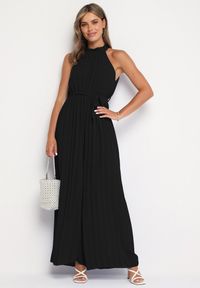 Born2be - Czarny Taliowany Kombinezon z Dekoltem Typu Halter z Gumką w Pasie i Materiałowym Paskiem Xolefia. Okazja: na co dzień, na imprezę. Kolor: czarny. Materiał: materiał. Styl: elegancki, casual #5