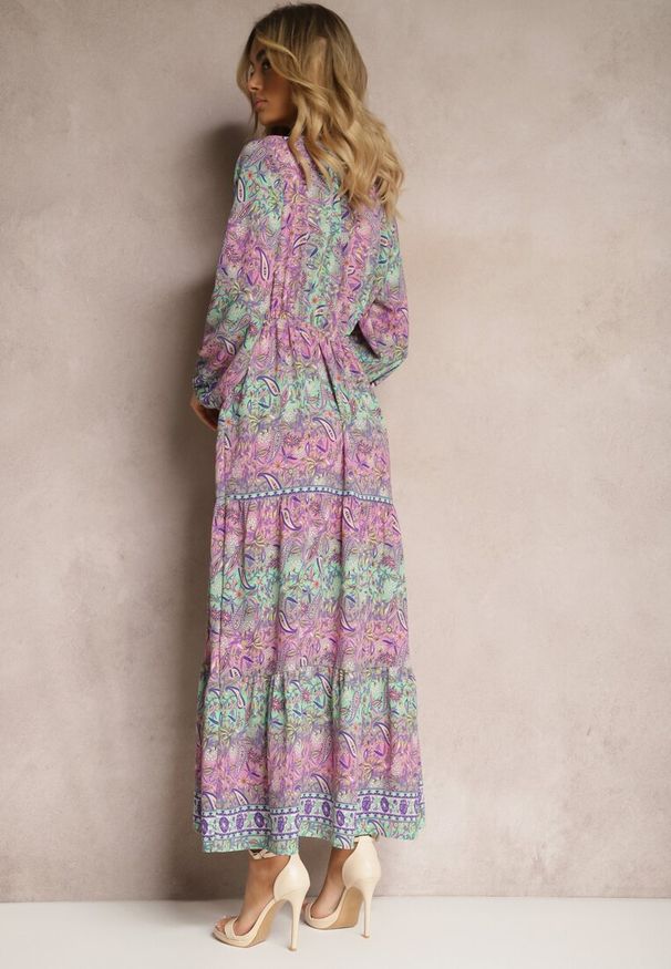 Renee - Różowa Sukienka z Dekoltem w V o Rozkloszowanym Fasonie w Print Paisley Akka. Okazja: na co dzień. Kolor: różowy. Materiał: skóra, zamsz. Wzór: paisley, nadruk. Styl: casual, elegancki