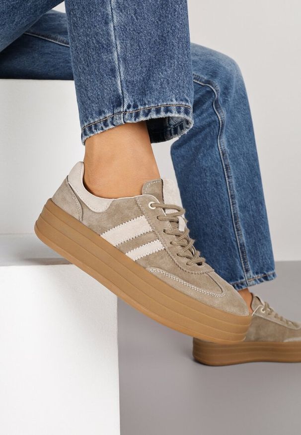 Renee - Ciemnobeżowe Sneakersy Zamszowe na Platformie ze Skórzaną Wkładką Ozdobione Paskiem Adivrie. Okazja: na co dzień. Zapięcie: pasek. Kolor: beżowy. Materiał: zamsz, skóra. Wzór: aplikacja. Obcas: na platformie