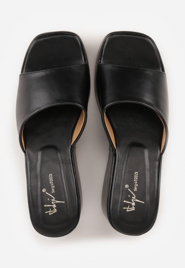 Renee - Czarne Chunky Klapki na Koturnie i Platformie z Kwadratowym Noskiem Magass. Kolor: czarny. Sezon: lato. Obcas: na koturnie. Styl: wakacyjny