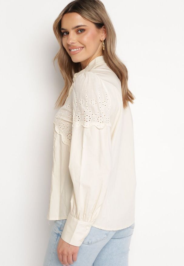 Born2be - Beżowa Bawełniana Koszula ze Stójką i Ażurową Koronką Lathorissa. Okazja: na co dzień. Typ kołnierza: kołnierzyk stójkowy. Kolor: beżowy. Materiał: koronka, bawełna. Wzór: ażurowy, koronka. Styl: casual