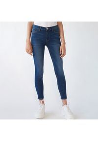 Sinsay - Jeansy skinny ze średnim stanem - Granatowy. Kolor: niebieski. Materiał: jeans #1