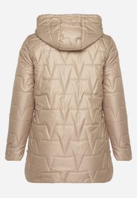 Born2be - Beżowa Pikowana Kurtka z Kapturem w Klasycznym Stylu Mallissa. Okazja: na spacer. Typ kołnierza: kaptur. Kolekcja: plus size. Kolor: beżowy. Materiał: jeans. Wzór: aplikacja. Styl: klasyczny #5