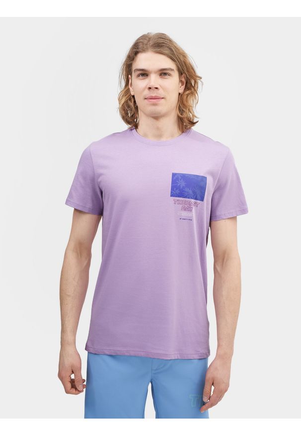 4f - T-shirt regular z nadrukiem męski. Kolor: fioletowy. Materiał: bawełna. Wzór: nadruk