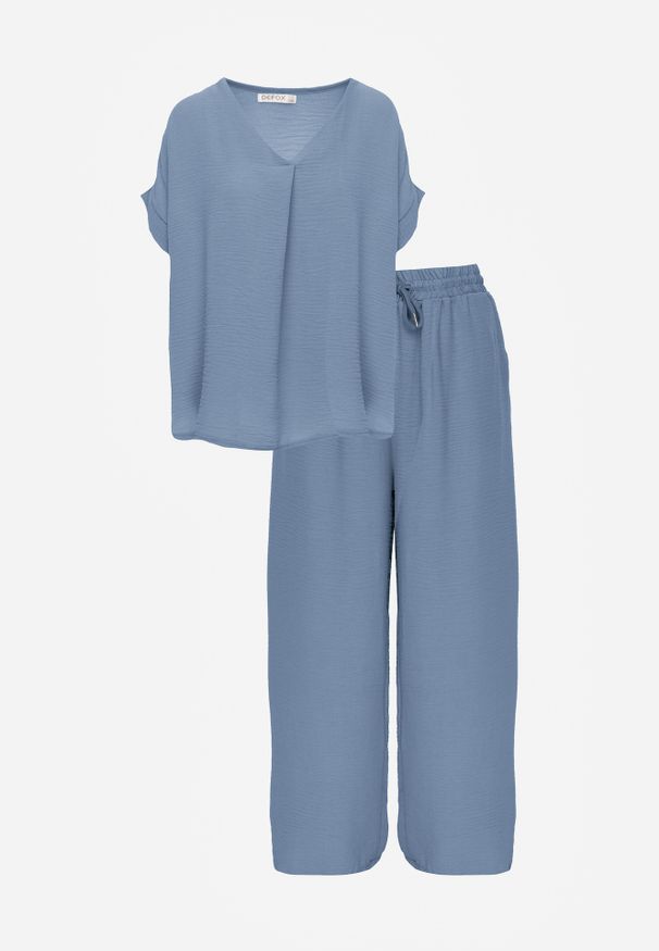 Renee - Jasnoniebieski Komplet Bluzka i Luźne Spodnie z Wiskozą i Kieszonkami Efraria. Kolor: niebieski. Materiał: wiskoza. Wzór: aplikacja