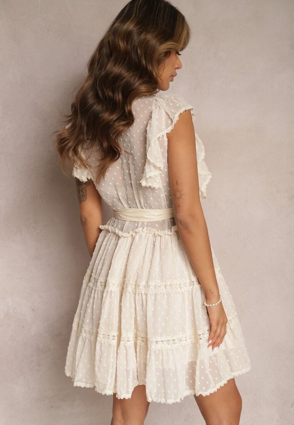 Renee - Jasnobeżowa Koronkowa Sukienka Koszulowa z Falbankami i Wiązanym Paskiem Lucerna. Typ kołnierza: kołnierz z falbankami. Kolor: beżowy. Materiał: koronka. Typ sukienki: koszulowe. Długość: mini