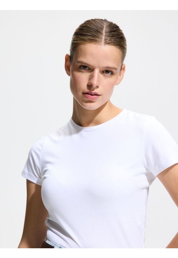 Reserved - Bawełniany t-shirt - biały. Kolor: biały. Materiał: bawełna. Długość: krótkie