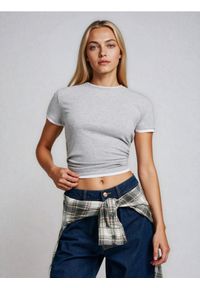 Sinsay - Prążkowana koszulka basic z kontrastową lamówką i domieszką wiskozy - szary. Kolor: szary. Materiał: prążkowany, wiskoza #1