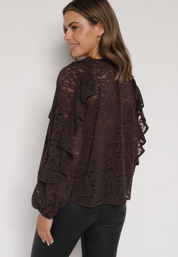 Born2be - Brązowa Bluzka z Koronki Ozdobiona Falbankami Sewola. Typ kołnierza: kołnierz z falbankami. Kolor: brązowy. Materiał: koronka. Wzór: koronka, aplikacja. Styl: elegancki