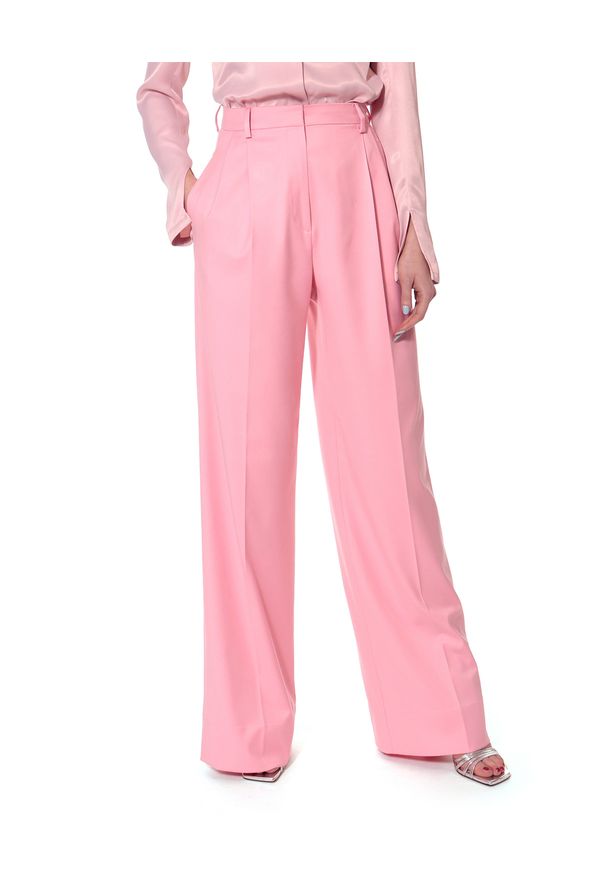 AGGI - Różowe spodnie garniturowe Gwen. Okazja: na spotkanie biznesowe, do pracy. Stan: podwyższony. Kolor: różowy, wielokolorowy, fioletowy. Materiał: materiał. Wzór: gładki. Styl: biznesowy