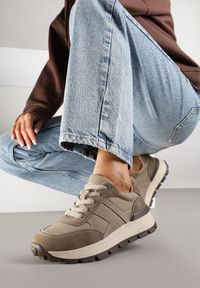 Renee - Ciemnobeżowe Sneakersy na Grubej Podeszwie Zdobione Przeszyciami Lulline. Okazja: na co dzień, na spacer. Kolor: beżowy. Materiał: jeans. Wzór: aplikacja. Sport: turystyka piesza