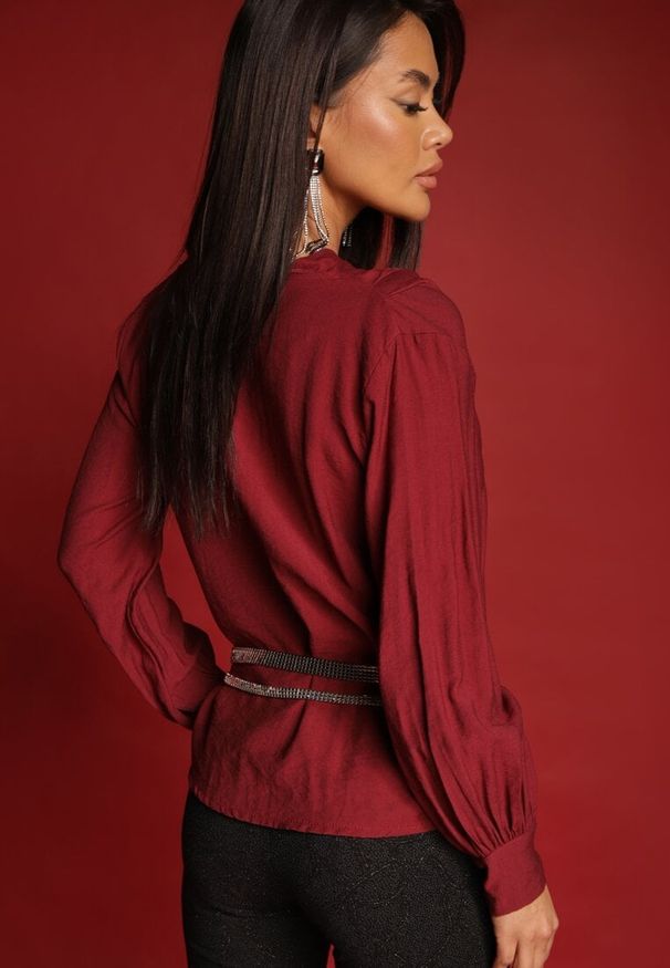 Renee - Bordowa Bluzka z Bufiastymi Rękawami i Trójkątnym Dekoltem Hilko. Okazja: na co dzień. Kolor: czerwony. Materiał: wiskoza. Styl: casual, elegancki
