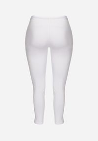 Born2be - Białe Spodnie z Nogawkami 7/8 i Kieszeniami Gavotta. Okazja: na co dzień. Kolekcja: plus size. Kolor: biały. Materiał: satyna. Styl: casual, elegancki #7