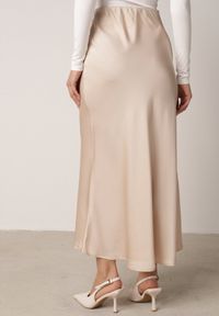 Born2be - Beżowa Satynowa Spódnica z Lekko Rozkloszowanym Dołem Zinnemira. Kolor: beżowy. Materiał: satyna. Styl: klasyczny, elegancki #2
