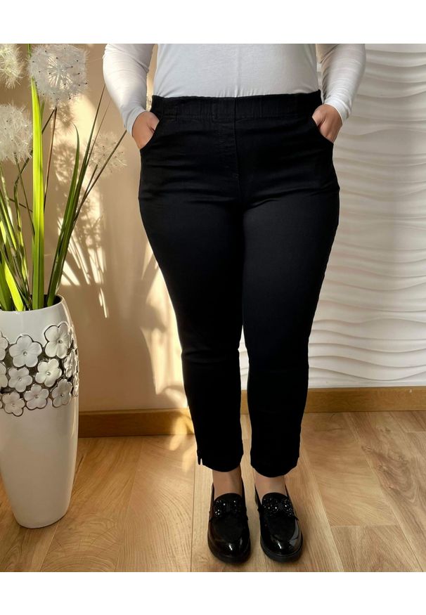 Nasi partnerzy - Czarne spodnie jeansowe Julia z wysokim stanem 7/8 PLUS SIZE XXL. Okazja: do pracy, na spacer, na co dzień. Stan: podwyższony. Kolekcja: plus size. Kolor: czarny. Materiał: jeans. Długość: krótkie. Styl: casual