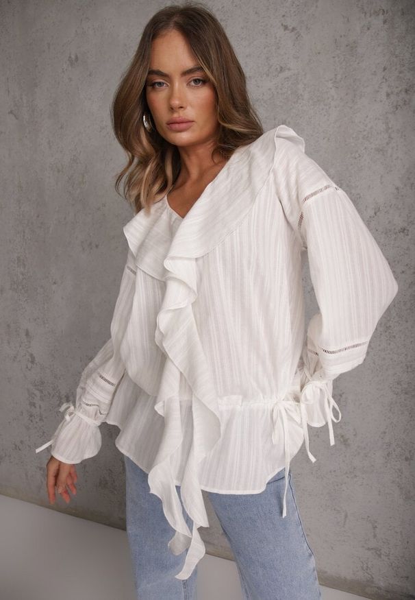 Renee - Biała Eteryczna Bluzka z Bawełny Zdobiona Falbankami i Ściągaczem w Pasie Cezarelle. Okazja: na randkę. Typ kołnierza: kołnierz z falbankami. Kolor: biały. Materiał: bawełna. Wzór: aplikacja