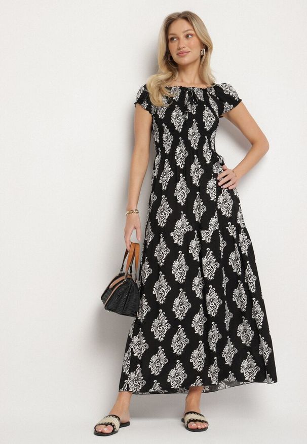 Born2be - Czarna Sukienka Hiszpanka z Ornamentalnym Wzorem z Wiskozą Orrionna. Okazja: na spacer, na imprezę. Typ kołnierza: dekolt hiszpanka. Kolor: czarny. Materiał: wiskoza. Sezon: lato. Styl: klasyczny. Długość: maxi
