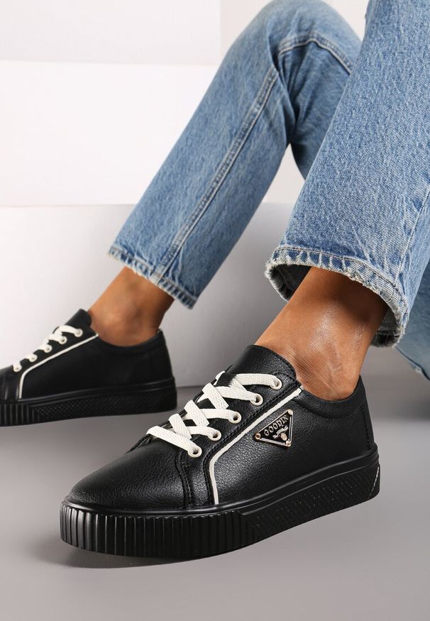 Renee - Czarne Sneakersy na Płaskiej Podeszwie ze Skóry z Metaliczną Ozdobą Melabra. Kolor: czarny. Materiał: skóra. Wzór: aplikacja. Obcas: na płaskiej podeszwie