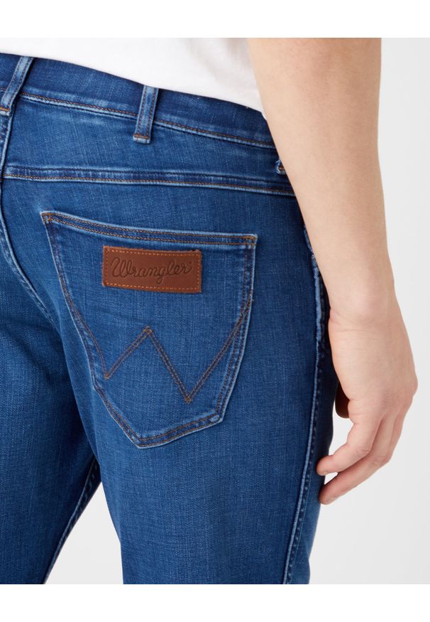 Wrangler - WRANGLER GREENSBORO MĘSKIE SPODNIE JEANSOWE THE FUTURE W15QCS27A 112320123