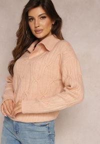 Renee - Jasnoóżowy Sweter z Dekoltem w Serek i Ozdobnym Splotem Travissa. Typ kołnierza: dekolt w serek. Kolor: różowy. Wzór: ze splotem. Styl: elegancki