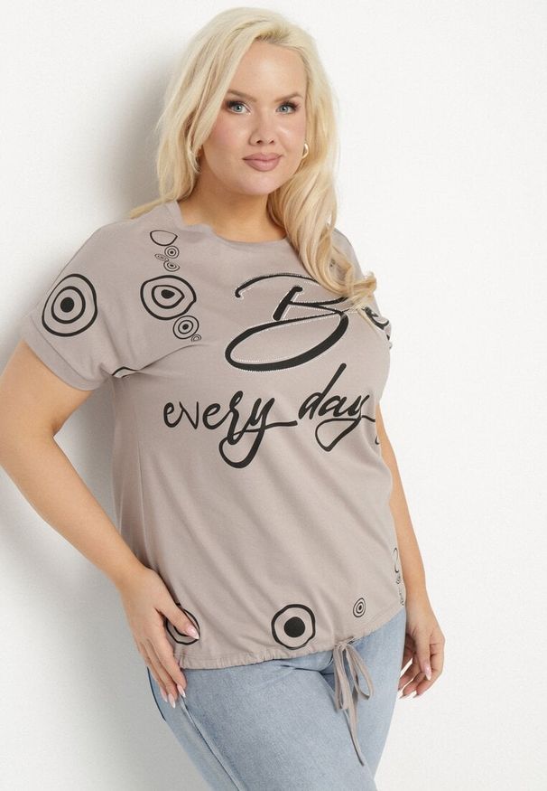 Born2be - Ciemnobeżowy Bawełniany T-shirt z Napisem Be Every Day i Ściągaczem na Dole Ableza. Okazja: na co dzień. Kolekcja: plus size. Kolor: beżowy. Materiał: bawełna. Wzór: napisy. Styl: casual