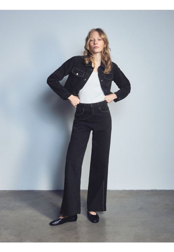 Reserved - Jeansy wide leg z aplikacjami - czarny. Kolor: czarny. Wzór: aplikacja