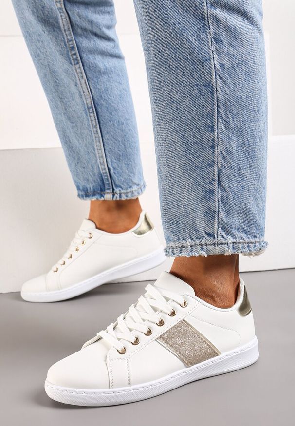 Renee - Biało-Złote Sneakersy Sznurowane Ozdobione Brokatem Vistasta. Nosek buta: okrągły. Zapięcie: sznurówki. Kolor: biały. Materiał: materiał. Wzór: aplikacja. Obcas: na obcasie. Wysokość obcasa: niski