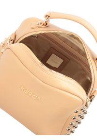 Kazar - Skórzana torebka kuferek zdobiona nitami. Kolor: beżowy. Wzór: aplikacja. Materiał: skórzane. Rodzaj torebki: do ręki #4