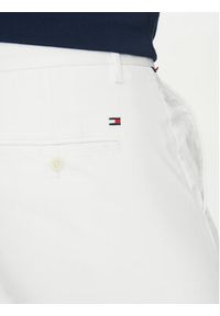 TOMMY HILFIGER - Tommy Hilfiger Chinosy Bleecker MW0MW26619 Biały Slim Fit. Kolor: biały. Materiał: bawełna