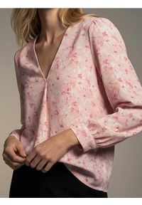 Sinsay - Bluzka koszulowa z dekoltem V w kwiaty z wiskozy - różowy. Kolor: różowy. Materiał: wiskoza. Wzór: kwiaty