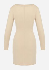 Born2be - Beżowa Sukienka Mini z Kopertowym Dekoltem i Marszczeniami Hiacinta. Typ kołnierza: dekolt kopertowy. Kolor: beżowy. Typ sukienki: kopertowe. Styl: elegancki. Długość: mini #5