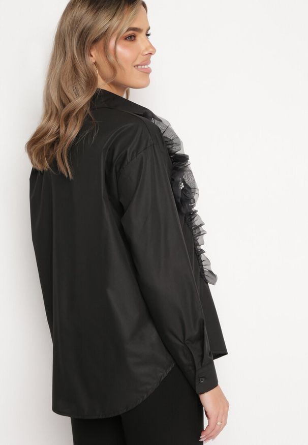 Born2be - Czarna Koszula Ozdobiona Falbankami Kwiatami i Perłami Miralith. Typ kołnierza: kołnierz z falbankami. Kolor: czarny. Wzór: aplikacja, kwiaty